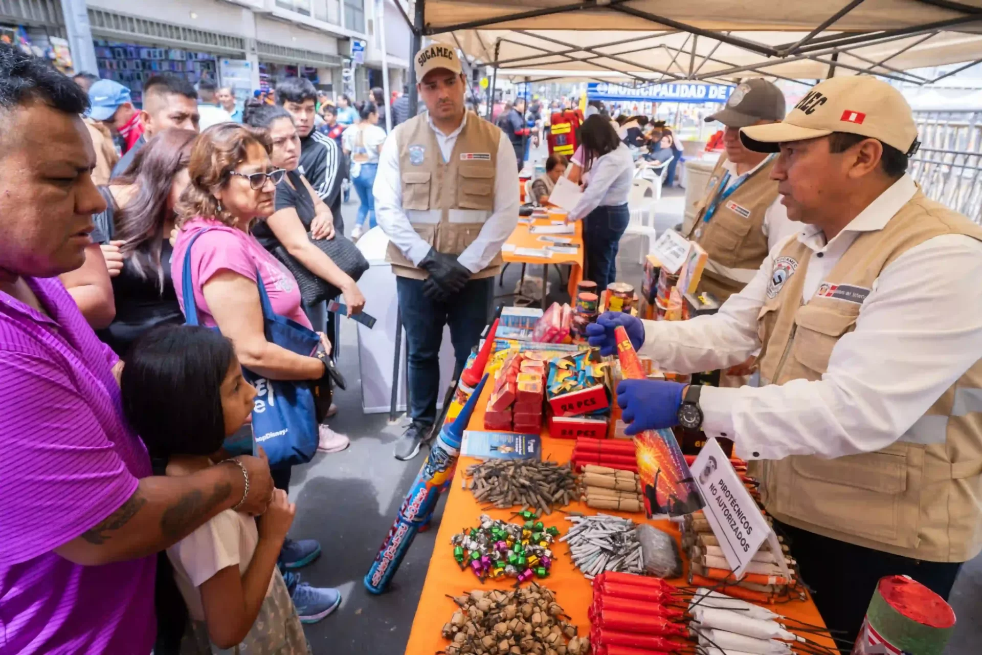 Sucamec invita a la ciudadanía a no manipular artefactos pirotécnicos y mucho menos dejar que menores lo hagan.
