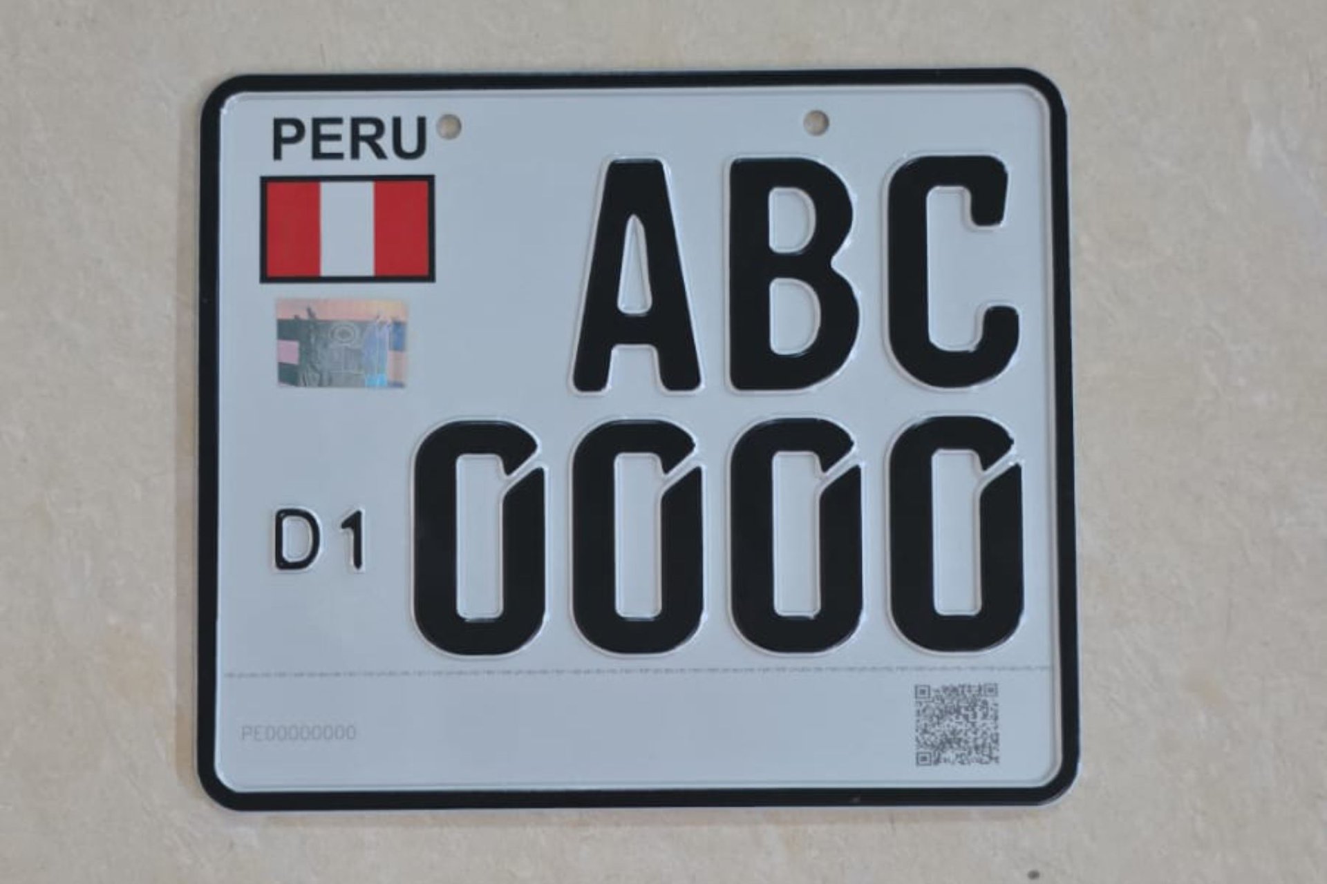 La nueva placa posterior met�lica presenta mejoras t�cnicas y de seguridad.