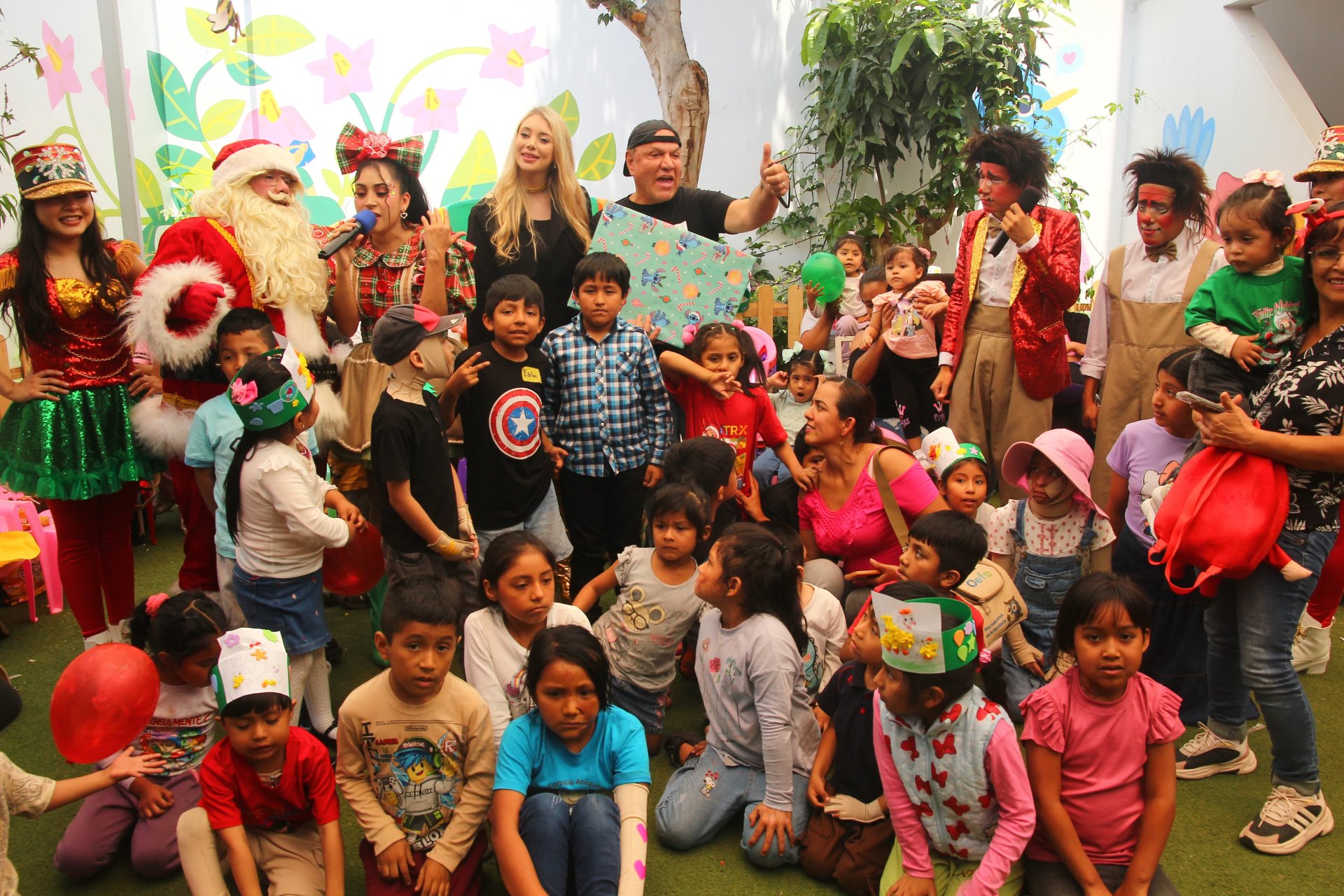 Mauricio Diez Canseco llevó alegría a niños de Aniquem.