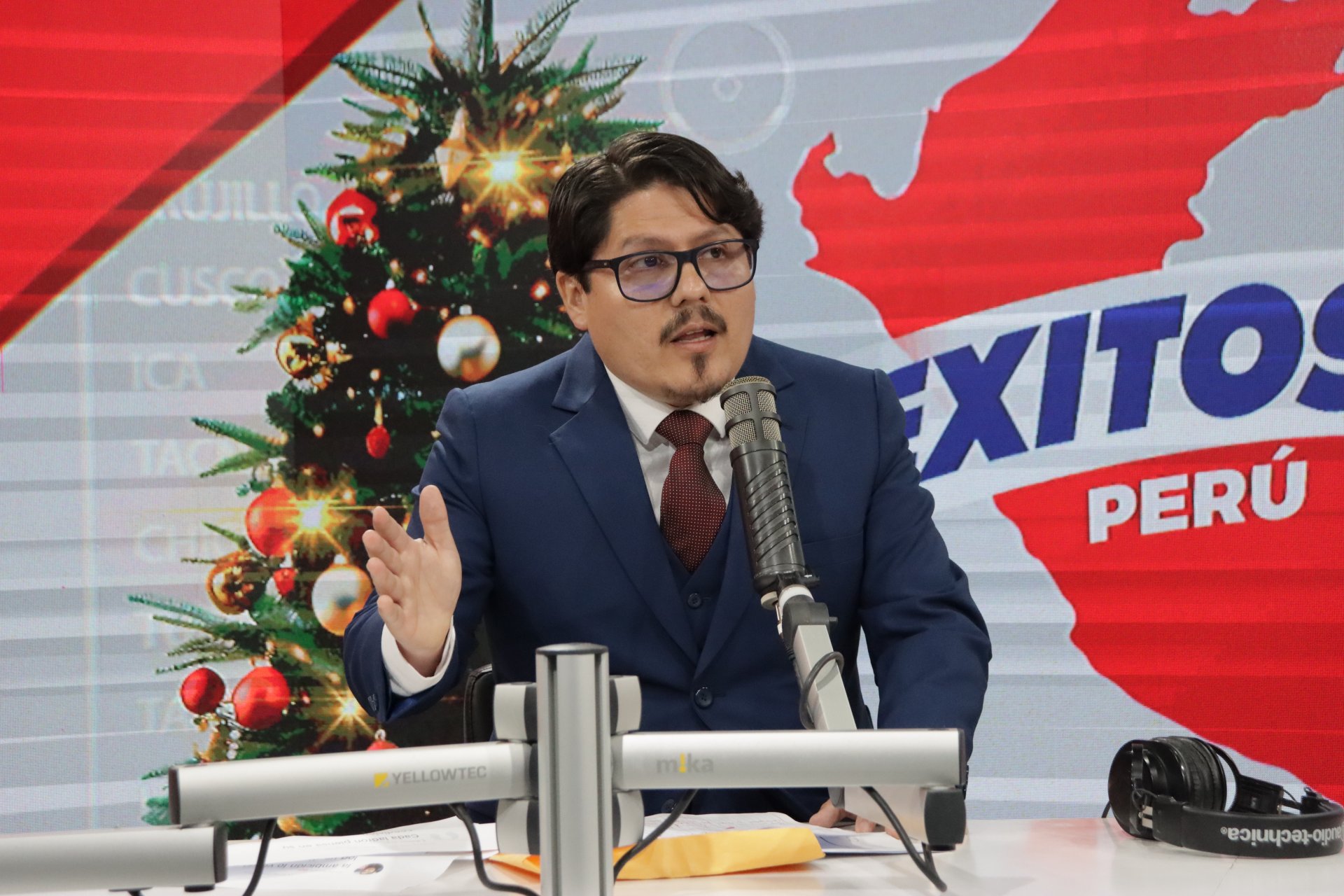 Antonio Castillo Rojo sali� en defensa de su padre tras orden de arresto en su contra.