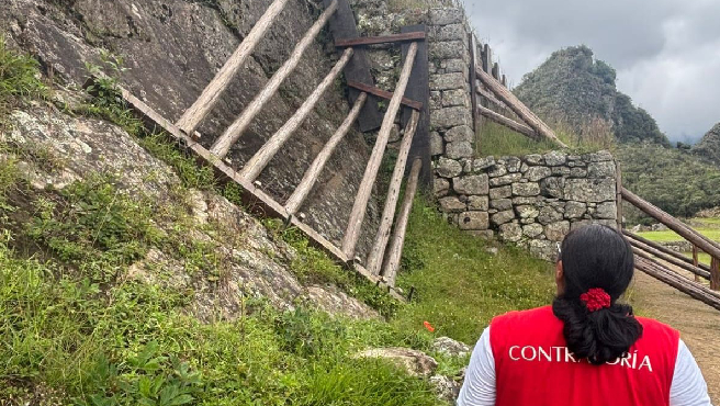 Andenes orientales del Intihuatana sujetados por troncos de madera.