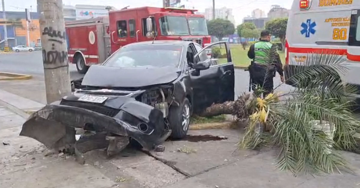 Tres personas resultaron heridas tras choque de auto con poste en San Miguel.