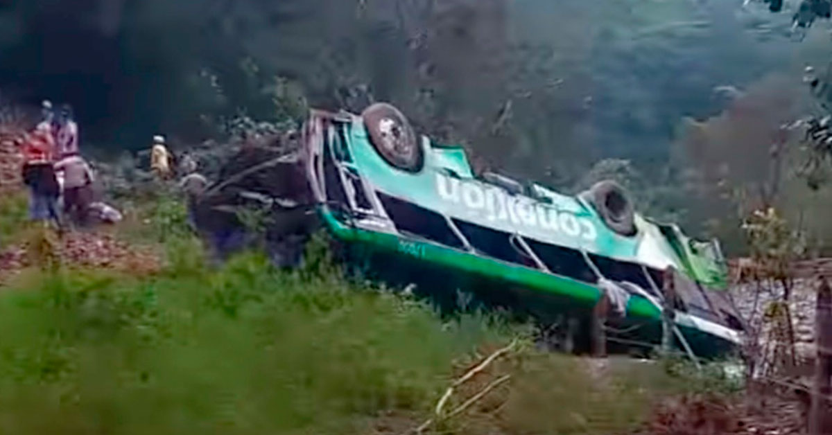 Tragedia en Nochebuena: Volcadura de bus dejó al menos 8 fallecidos y más de 10 heridos