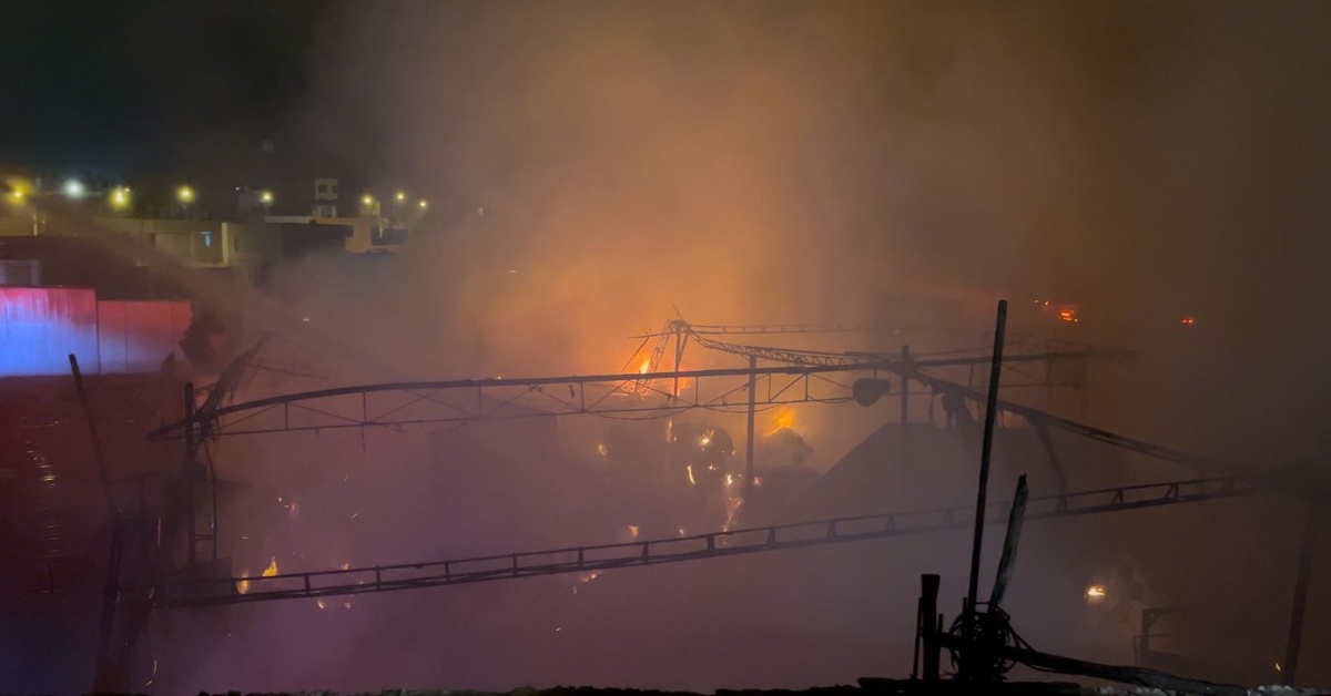 Chorrillos: Incendio de gran magnitud en chatarrería moviliza 20 unidades de bomberos