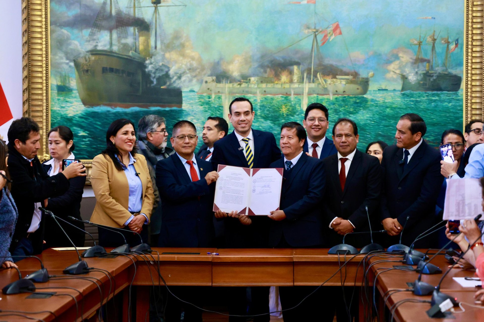 Jos� Jer�, como presidente del Congreso, Firma la aut�grafa pendiente de segunda votaci�n.