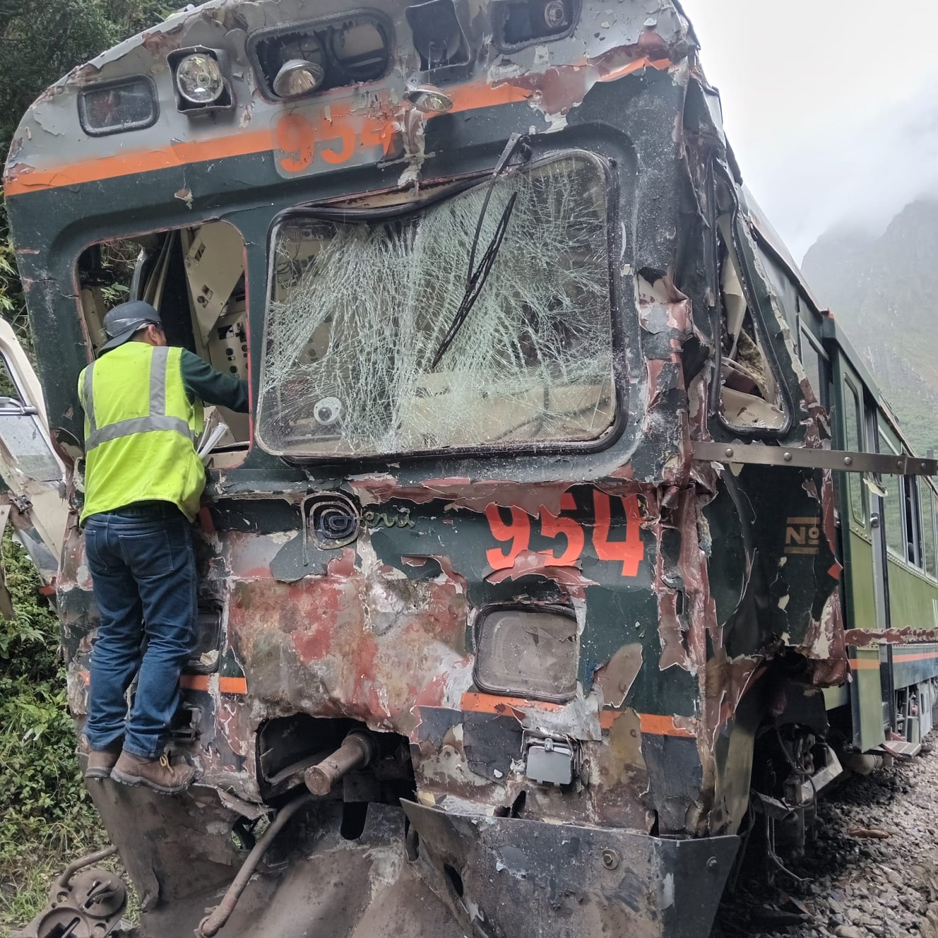 El da�o severo que ocasion� este choque en uno de los trenes