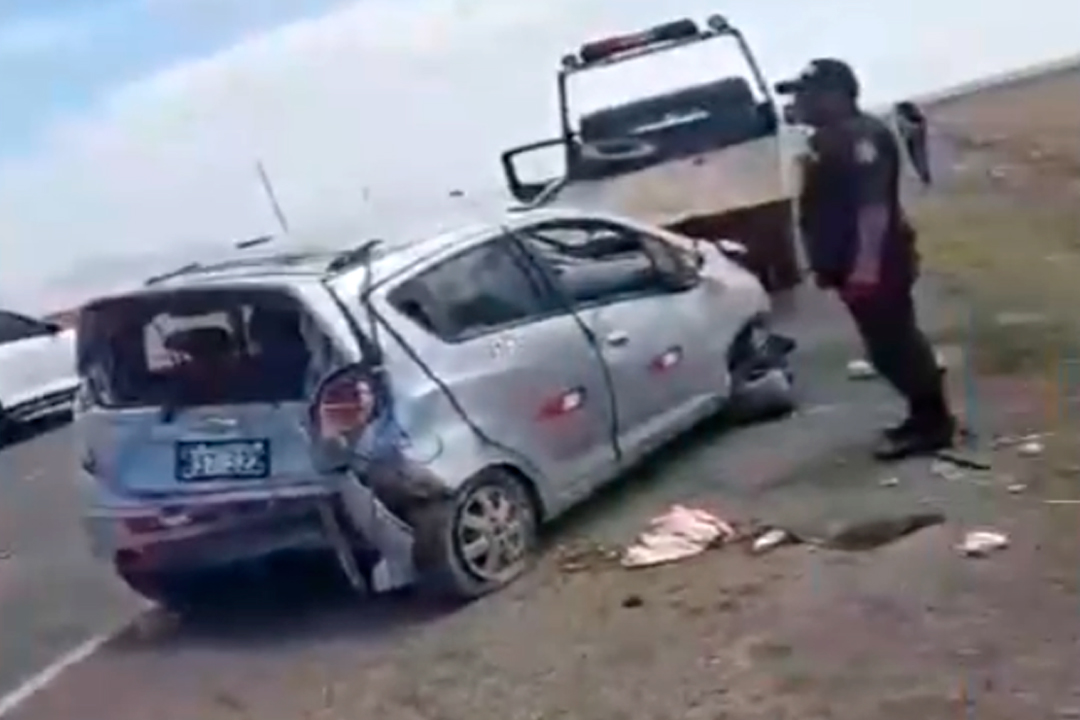 Una mujer qued� atrapada en uno de los veh�culos y fue socorrida por transportistas en el camino.