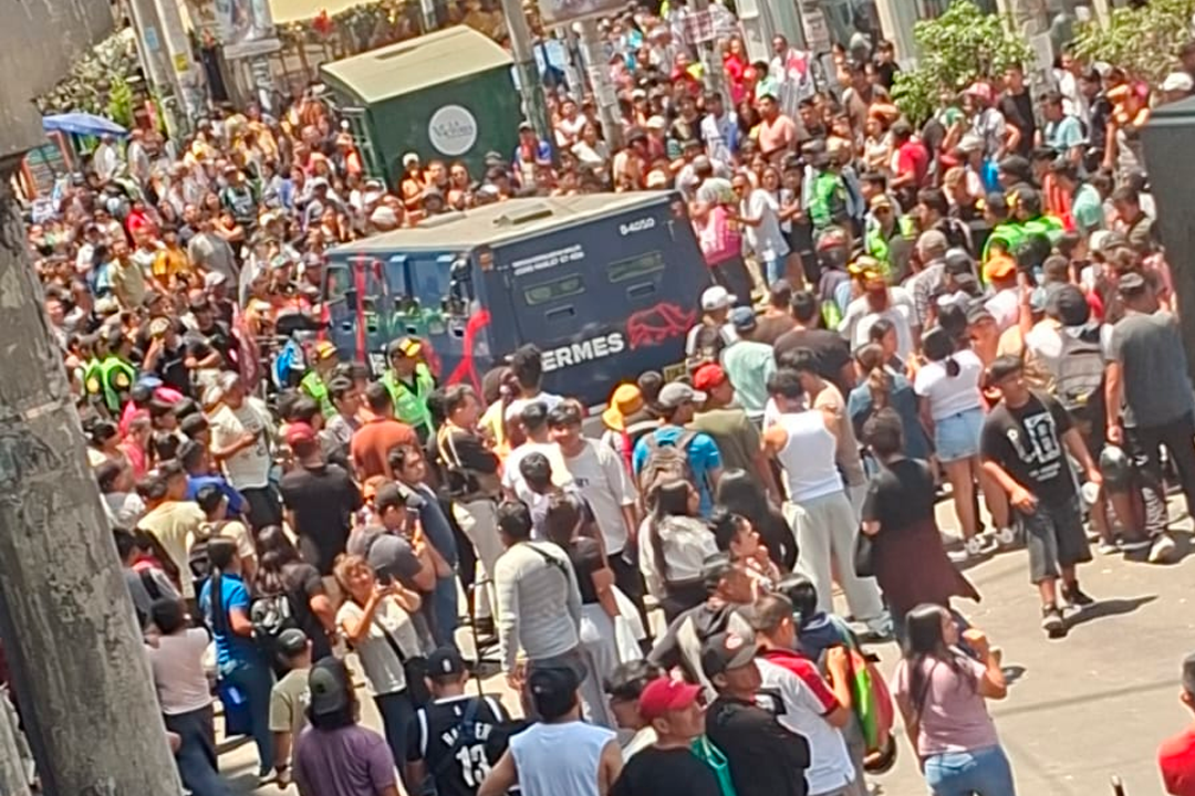 Cientos de transe�ntes rodearon la escena del accidente.