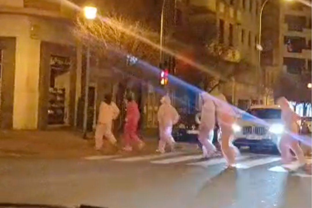 Turistas que visitan la cuidad por A�o Nuevo se llevaron una sorpresa al toparse con la peculiar tradici�n.