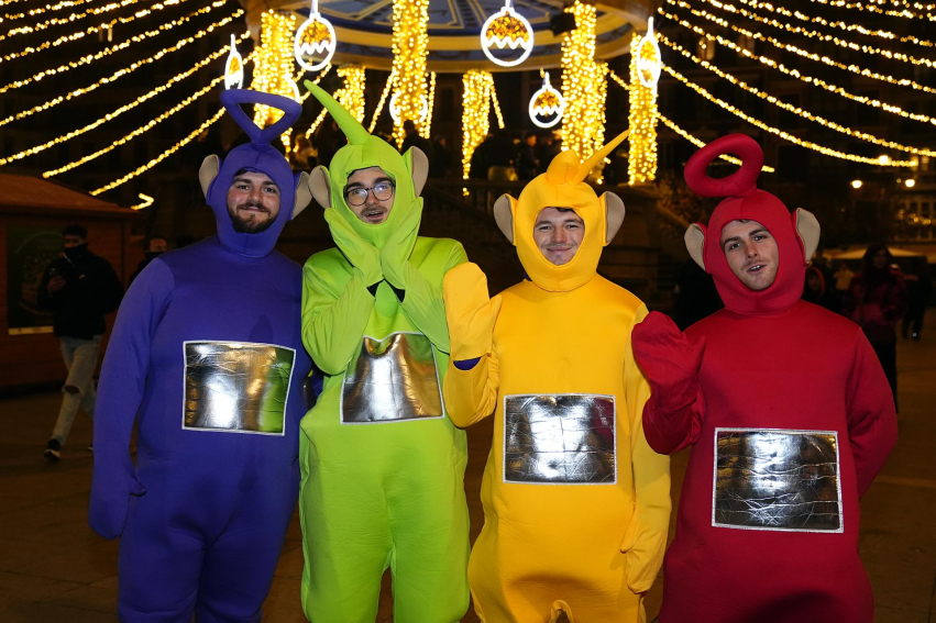 Amigos coordinan la elaboraci�n de sus disfraces para esta fecha.