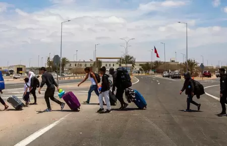 Migrantes en la frontera de Per y Chile.