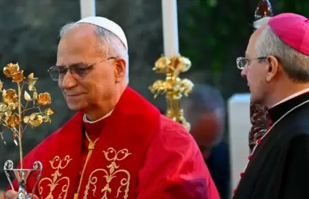 Papa Len XVI hizo un llamado a abrir puertas a los migrantes refugiados alreded