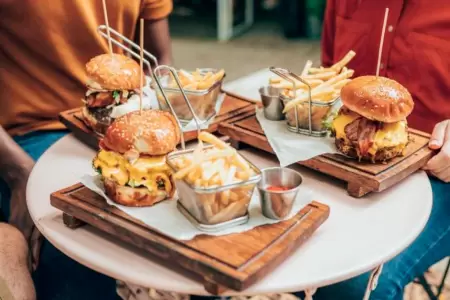 Cadena de comida rpida anuncia cierre de locales.