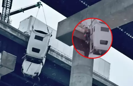 Accidente en carretera deja a chofer de triler colgado a ms de 30 metros de pu