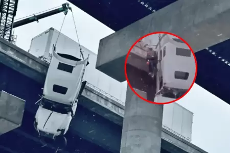 Accidente en carretera deja a chofer de triler colgado a ms de 30 metros de pu