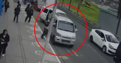 Colectivero es atacado a balazos en plena Javier Prado.