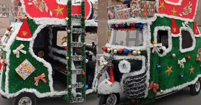 Mototaxi causa furor con su decoracin en alusin a Navidad