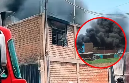 Almacn de plsticos es cunsimido por las llamas.