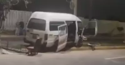 Combi impacta contra poste en SJL dejando 10 heridos.