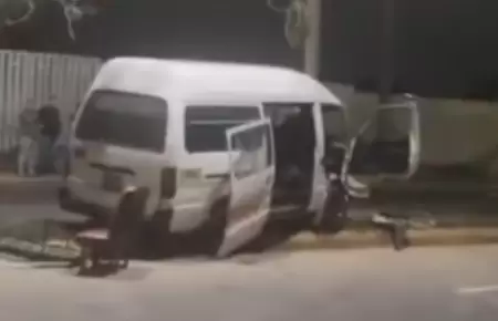 Combi impacta contra poste en SJL dejando 10 heridos.