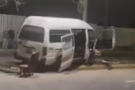 Combi impacta contra poste en SJL dejando 10 heridos.