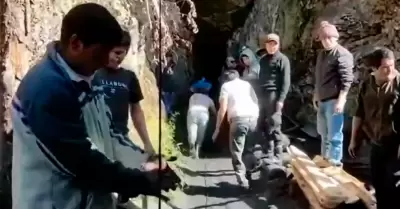 Operarios mineros siguen atrapados bajo tierra.