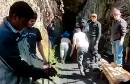Operarios mineros siguen atrapados bajo tierra.
