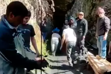 Operarios mineros siguen atrapados bajo tierra.