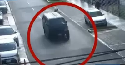 Colectivero atropella policas y fuga por la avenida Salaverry.