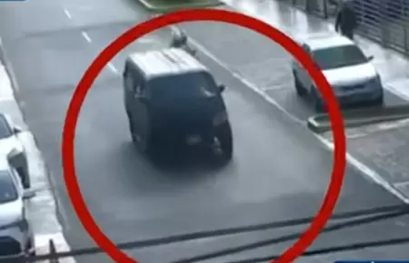 Colectivero atropella policas y fuga por la avenida Salaverry.
