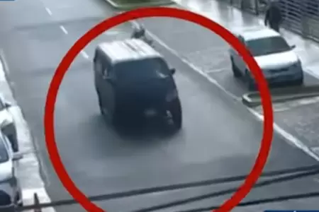 Colectivero atropella polic�as y fuga por la avenida Salaverry.