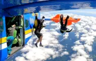 Pánico en las alturas: Paracaidista pasó el susto de su vida al quedarse enganchado a la cola de un avión
