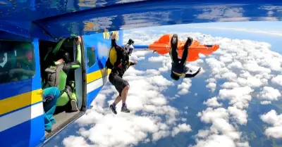 Paracaidista atrapado en cola trasera de avin.