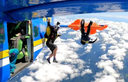 Paracaidista atrapado en cola trasera de avin.