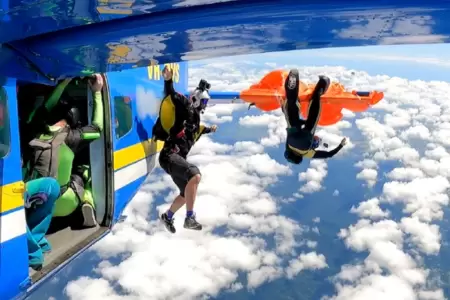 Paracaidista atrapado en cola trasera de avin.