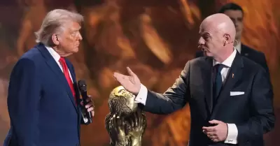 Acusan a presidente de la FIFA tras premio a Donald Trump