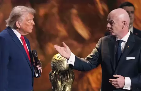Acusan a presidente de la FIFA tras premio a Donald Trump