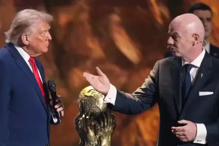 Acusan a presidente de la FIFA tras premio a Donald Trump