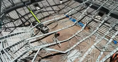 Obrero fallece tras colapso de Coliseo de Salcedo, en Puno
