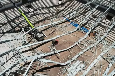 Obrero fallece tras colapso de Coliseo de Salcedo, en Puno