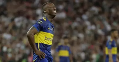Luis Advncula dejara Boca Juniors en las prximas horas.