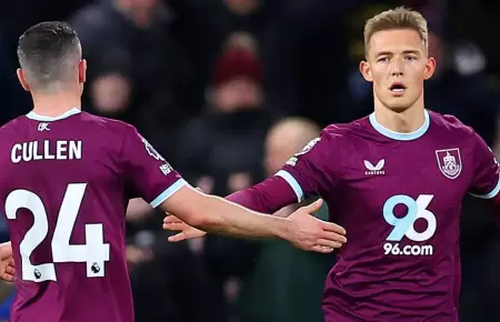 Oliver Sonne convirti su primer gol en la Premier League con el Burnley.
