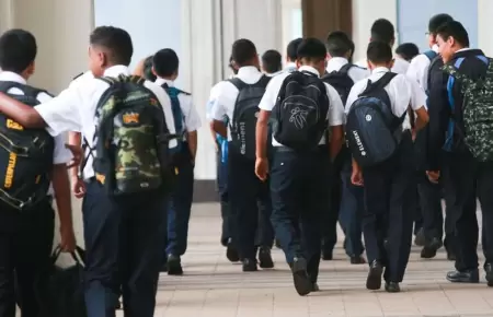 Escolares extorsionaban a maestros para aprobar el a�o.