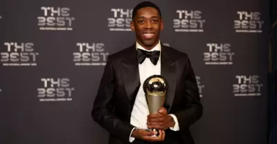 Ousmane Dembel� posando junto al premio The Best 2025