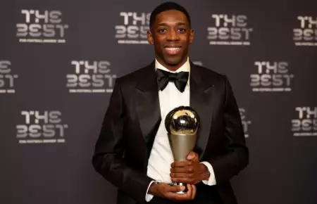 Ousmane Dembel� posando junto al premio The Best 2025