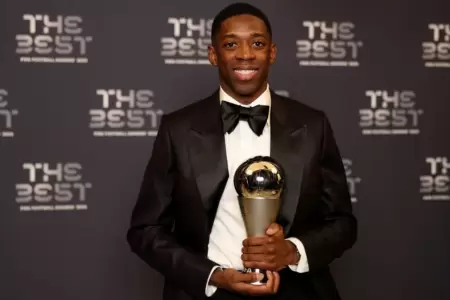 Ousmane Dembel� posando junto al premio The Best 2025