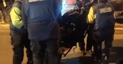 Motociclista ignora luz roja y provoca choque