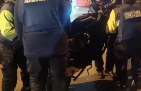 Motociclista ignora luz roja y provoca choque