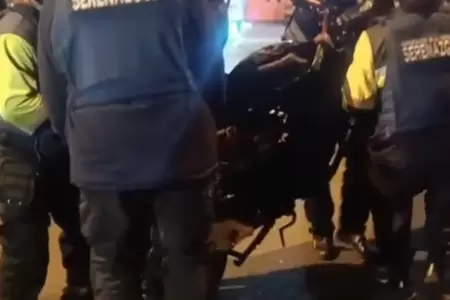 Motociclista ignora luz roja y provoca choque