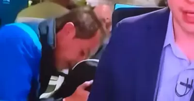 Intento de beso en noticiero se vuelve viral.